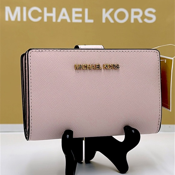 Michael Medium Crossgrain Leather Bifold Wallet
Powder Blush 
NWT - Picture 1 of 14